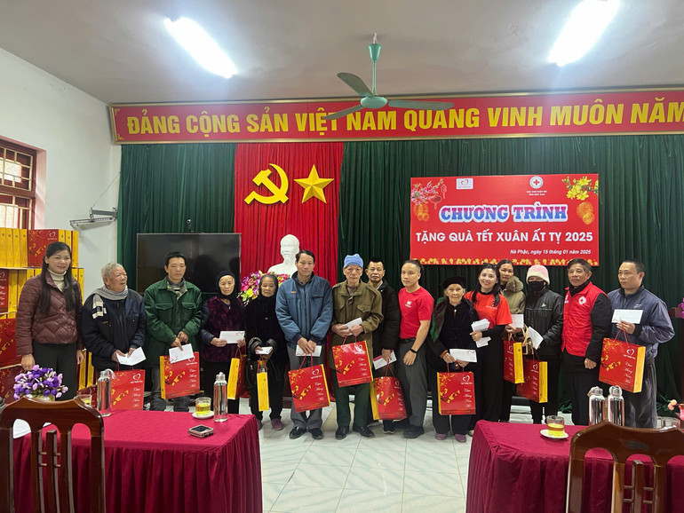 Người dân thị trấn Nà Phặc (Ngân Sơn) nhận quà Tết. na-phac.jpg