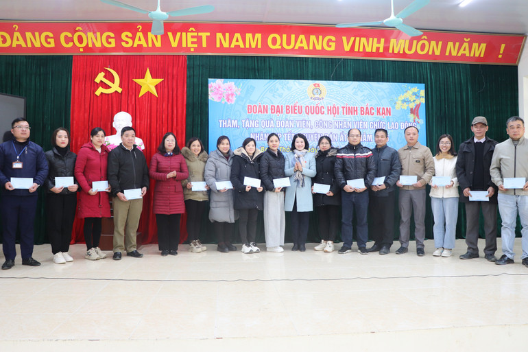Các đại biểu tặng quà cho đoàn viên, CNVCLĐ có hoàn cảnh khó khăn. img-9382.jpg