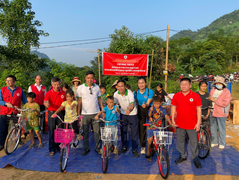 Ban Tổ chức trao xe đạp cho học sinh thôn Tà Han có hoàn cảnh khó khăn. 647a3e24-24bd-4b43-b1d4-69869b782b5f-2816.jpeg