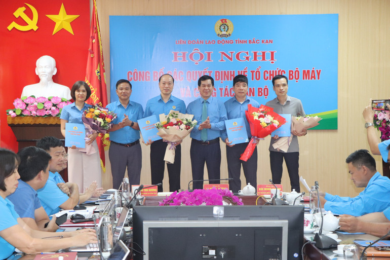 Ban Thường vụ LĐLĐ tỉnh trao Quyết định điều động cán bộ công chức. cong-tac-can-bo.jpg