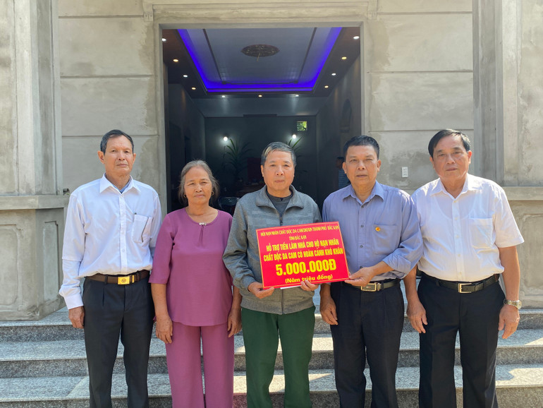 Ông Trần Minh Ký, Chủ tịch Hội Nạn nhân chất độc da cam/dioxin thành phố Bắc Kạn trao biểu trưng hỗ trợ xây nhà cho gia đình hội viên Quyết. 9faf3465-072f-49f4-90f2-1e3367e8ae25.jpg