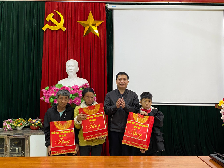Ông Trịnh Tiến Long, Phó Giám đốc Sở Lao động - Thương binh và Xã hội trao quà cho người khuyết tật tại xã Dương Quang. 05f70429-43f8-446e-ade7-555dd5d33477.jpg