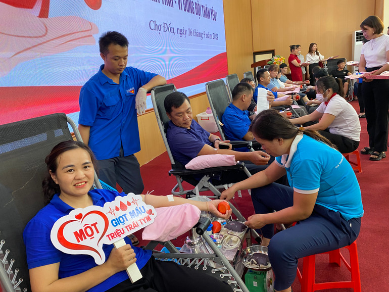 Đông đảo cán bộ, đoàn viên, thanh niên, lực lượng vũ trang, người dân tham gia hiến máu. 39B6B2C9-9EDB-4E22-A99F-999804EBC208.jpeg