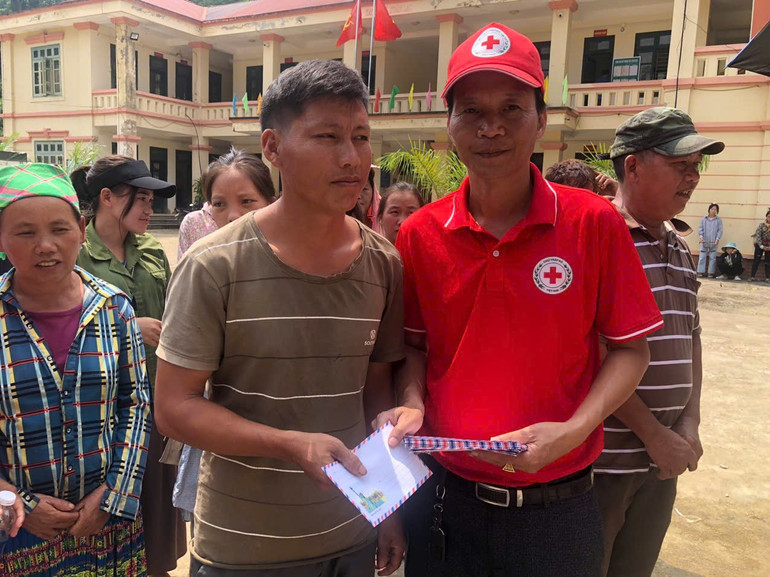 Ông Hà Quốc Hưng, Phó Chủ tịch Hội Chữ thập đỏ tỉnh Bắc Kạn trao tiền hỗ trợ cho hộ dân. trao tiền.jpg
