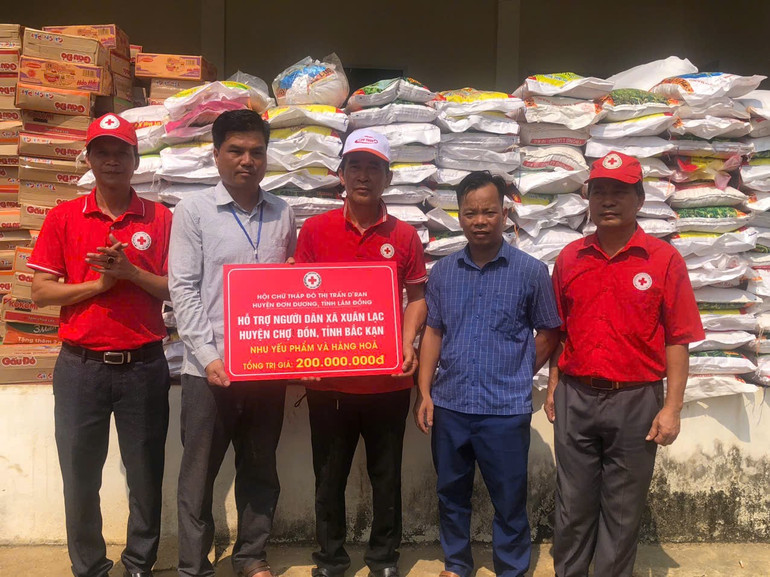 Hội Chữ thập đỏ thị trấn D'Ran, huyện Đơn Dương, tỉnh Lâm Đồng trao biểu trưng nhu yếu phẩm, hàng hóa trị giá 200 triệu đồng cho xã Xuân Lạc. dran.jpg