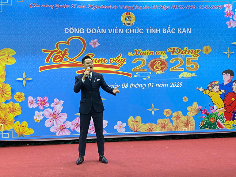 Các tiết mục văn nghệ với chủ đề mừng Đảng, mừng xuân, mừng quê hương, đất nước đổi mới. van-nghe-cdvc-2.jpg