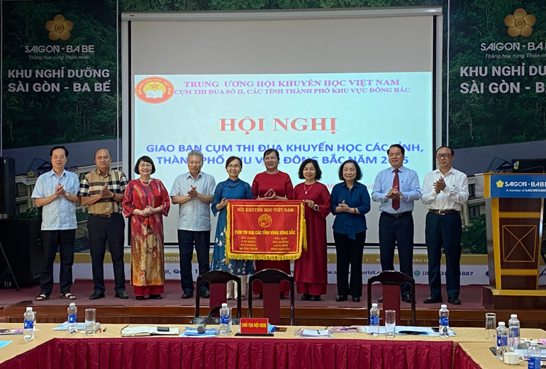 Bàn giao Cờ luân lưu nhiệm vụ Cụm trưởng cho Hội Khuyến học tỉnh Lạng Sơn. 5f2e3f98-dc26-418d-8048-cc4e885f5640.jpg