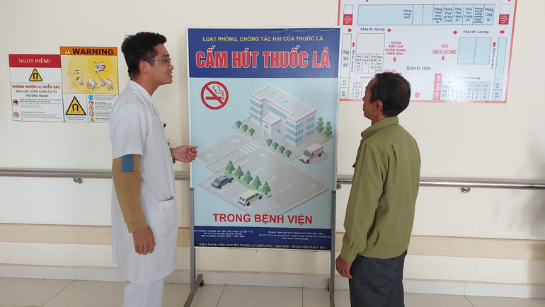 Đoàn viên Công đoàn Bệnh viện Đa khoa tỉnh tuyên truyền cho bệnh nhân về tác hại của thuốc lá. cam-hut-thuoc-la-benh-vien-1.jpg