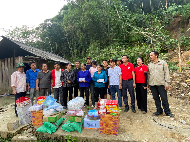 Đoàn trao tiền mặt và nhu yếu phẩm cho các hộ dân bị sập nhà hoàn toàn. C74D39F5-46C2-4E76-A60A-29D158E15300.jpeg