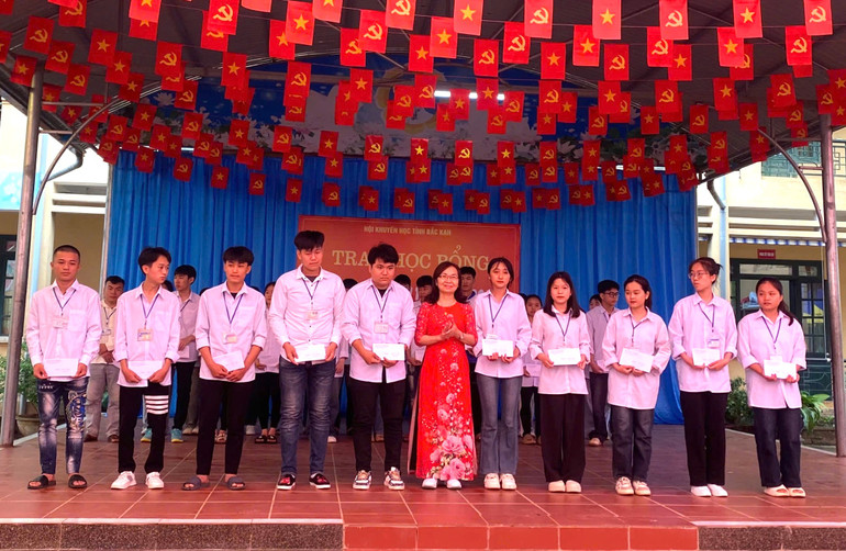 Bà Đỗ Thị Thanh, Phó Chủ tịch Hội Khuyến học tỉnh Bắc Kạn trao học bổng cho học sinh. ef33f550-fa5c-4e44-a71e-c5f35449df3c.jpg