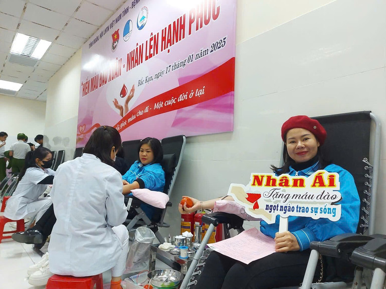 Cán bộ Tỉnh đoàn Bắc Kạn tham gia Ngày hội "Hiến máu đầu xuân - Nhân lên hạnh phúc" (tháng 01/2025). hien-mau.jpg