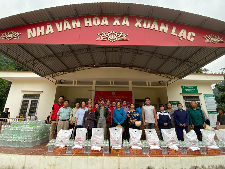 Đoàn công tác trao quà cho các hộ dân. d3b4fbca-af98-421b-85a3-cdcf6fb78078-2424.jpeg