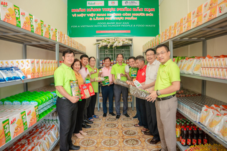 Đại biểu thăm Kho thực phẩm Food Bank Bắc Kạn. thăm kho.jpg