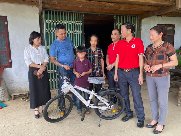 Đoàn công tác trao xe đạp cho em Nghiệp Xuân Hiếu, thôn Trung Sơn, xã Vũ Muộn. 147d21ee-ad02-46b9-81ed-5cbac845c22f.jpg
