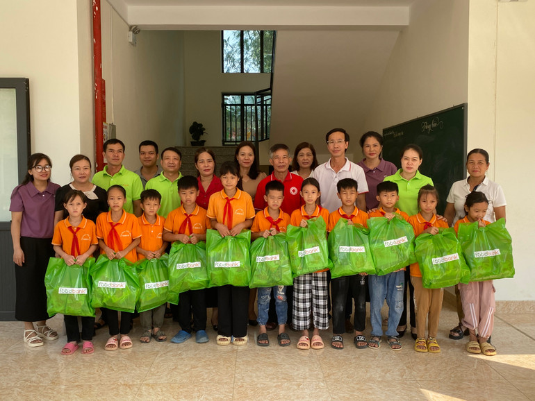 Đoàn công tác trao quà cho các học sinh Trường Tiểu học Thanh Vận. F80236DE-5F99-412D-B230-B73AFEFBA21E.jpeg