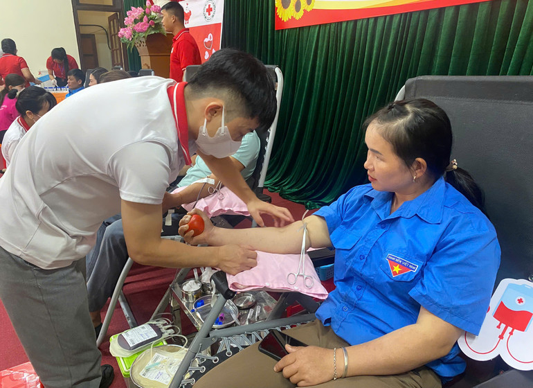Tình nguyện viên tham gia hiến máu. hien-mau-pn-1-7207.jpg