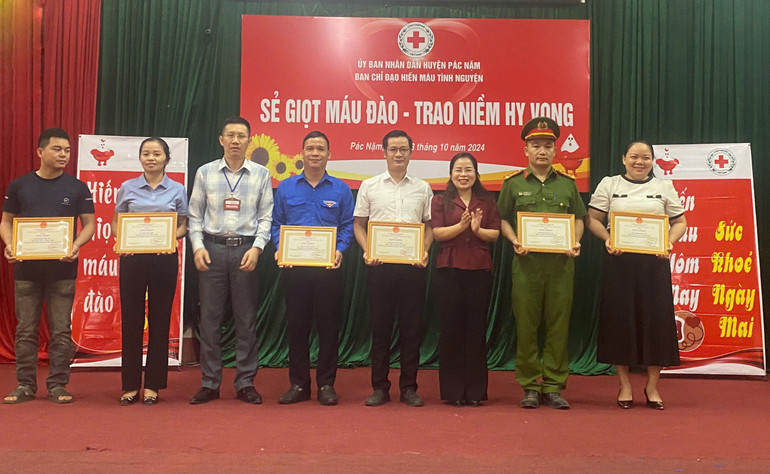 Ban Tổ chức trao Bằng khen cho các cá nhân có thành tích xuất sắc trong phong trào hiến máu tình nguyện năm 2024. hien-mau-pn-5760.jpg