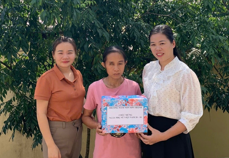 Công đoàn Trường Mầm non Sơn Thành (Na Rì) tặng quà cho nữ phụ huynh học sinh có hoàn cảnh khó khăn. 6953d460-3b5e-4818-8926-fe143a6bcd94-4840.jpeg