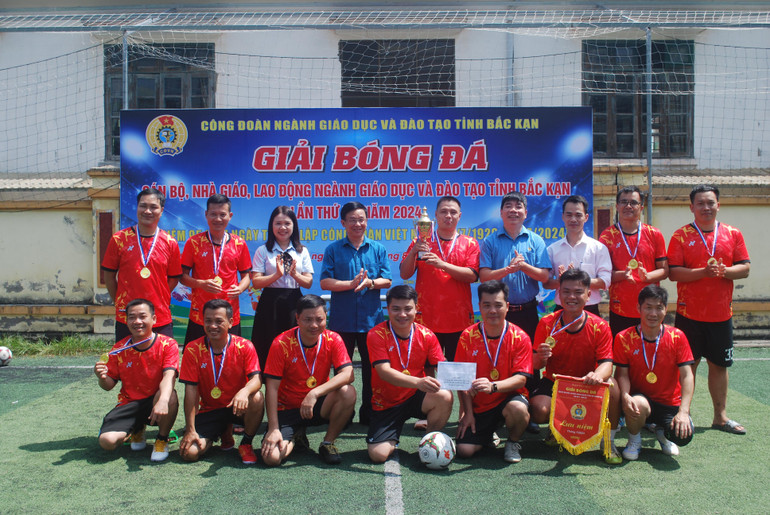 Ban tổ chức trao giải Nhất cho đội Cụm Đông. DSC_4234.JPG