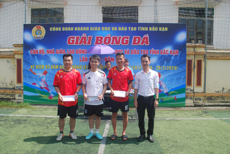 Đại diện đơn vị tài trợ trao giải cho các vận động viên xuất sắc. DSC_4228.JPG