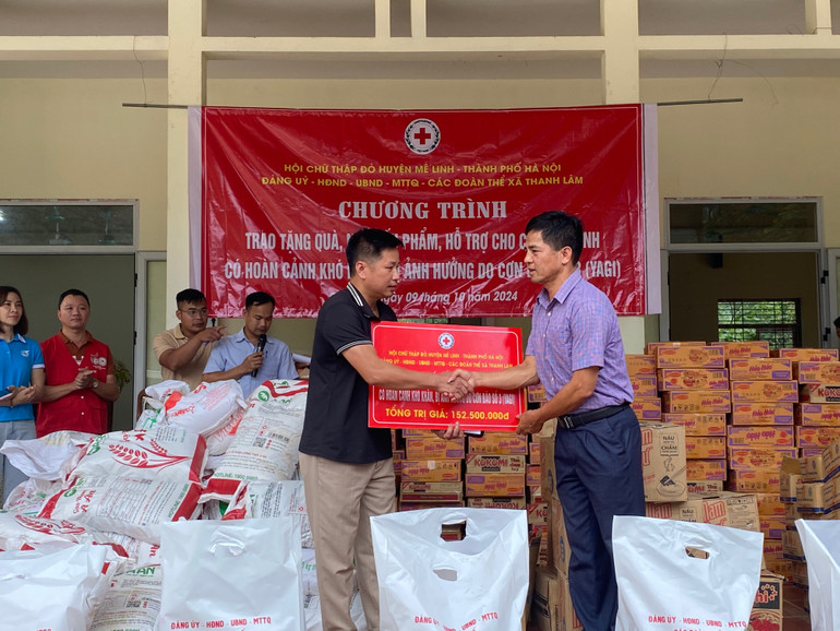 Lãnh đạo Đảng ủy xã Thanh Lâm, huyện Mê Linh (Hà Nội) trao biểu trưng các phần quà cho xã Xuân Lạc. ccb895c5-39bd-4dc1-bc18-cb3d6841e0b0-9082.jpeg