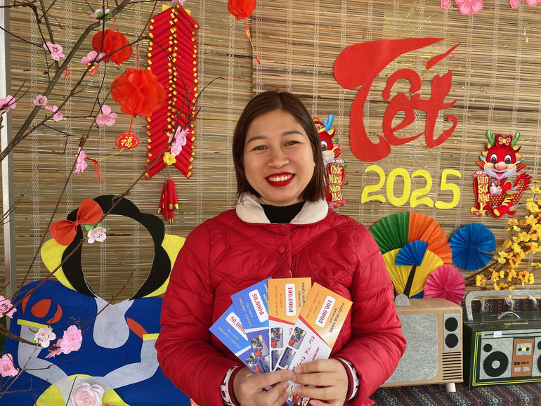 Chị Hoàng Thị Huệ, đoàn viên Công đoàn Trường Mầm non Đôn Phong (Bạch Thông) phấn khởi nhận phiếu mua hàng giảm giá. 4adf8860-d657-4f9f-9c73-fee285124afc.jpg