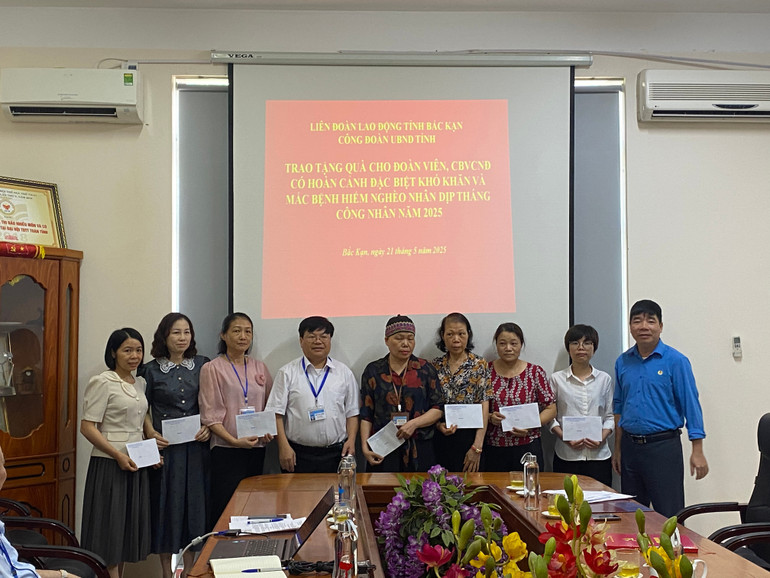 Lãnh đạo Công đoàn UBND tỉnh và Công đoàn Sở Y tế trao quà cho 07 đoàn viên công đoàn Sở Y tế mắc bệnh hiểm nghèo, có hoàn cảnh đặc biệt khó khăn. 19cf9048-d42a-4a6e-ac04-263a03272f35.jpg