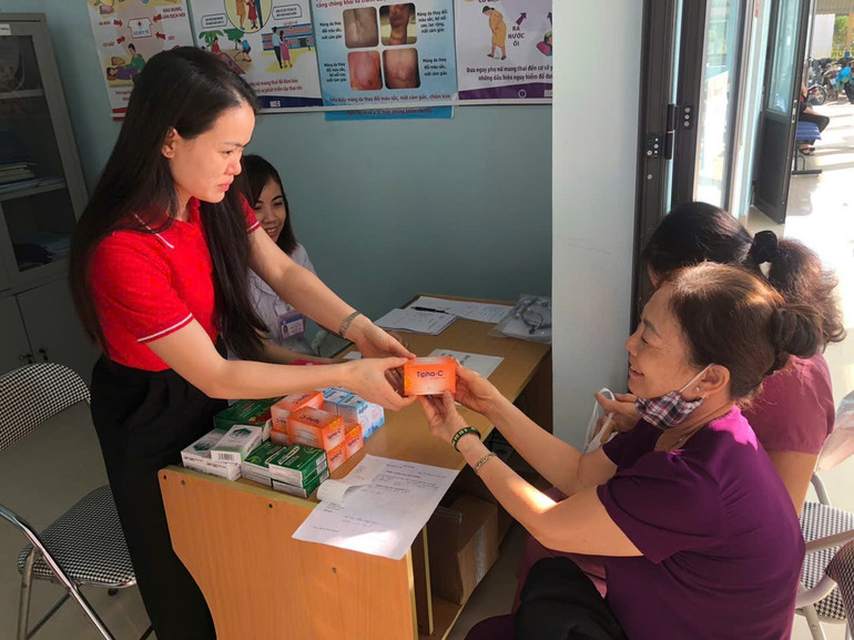 Người dân nhận thuốc được cấp phát miễn phí. 63fd851c-327b-4b20-b562-a9f468ab99eb.jpg