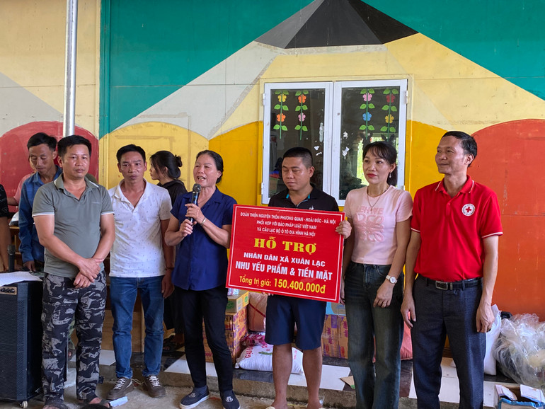 Đại diện Đoàn thiện nguyện thôn Phương Quan, xã Vân Côn, huyện Hoài Đức (Hà Nội) phát biểu tại chương trình trao quà cứu trợ. 882C80FA-E14D-4F02-8684-EF386392E0D1.jpeg