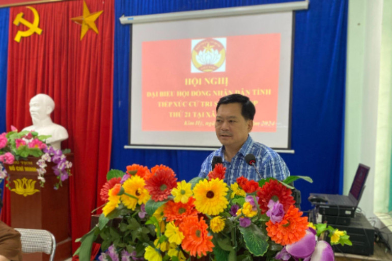 Ông Nông Văn Nguyên, Bí thư Huyện ủy, Chủ tịch HĐND huyện Na Rì, đại biểu HĐND tỉnh đơn vị bầu cử số 11 trả lời kiến nghị của cử tri. ông Nguyên.jpg