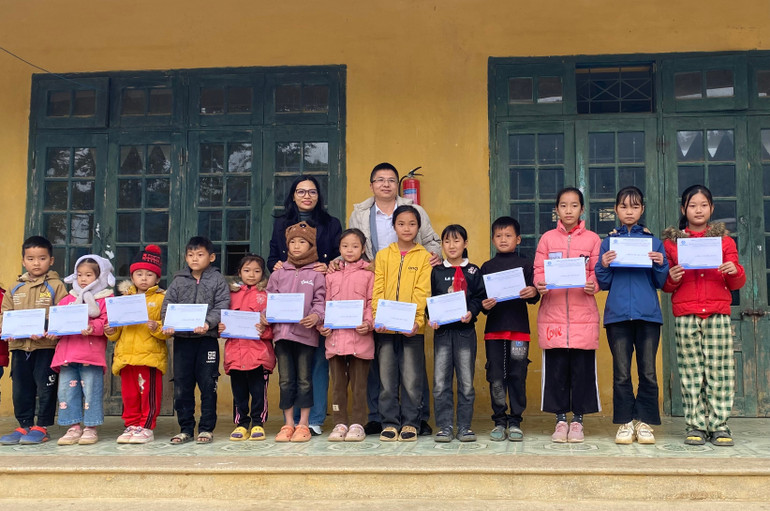 Công ty Cổ phần Tập đoàn Minh Dũng trao quà cho học sinh có hoàn cảnh khó khăn vươn lên trong học tập, tại điểm trường Nà Thác. 0a82726d-738e-4665-8b2d-2421f936429e.jpg