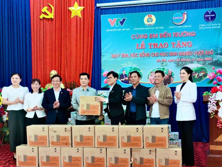 Ban tổ chức trao tặng máy tính cho đại diện các trường học. Ảnh: Phương Thùy. 464cb283-6bca-4d67-96a8-45eb1dfa96d4.jpg