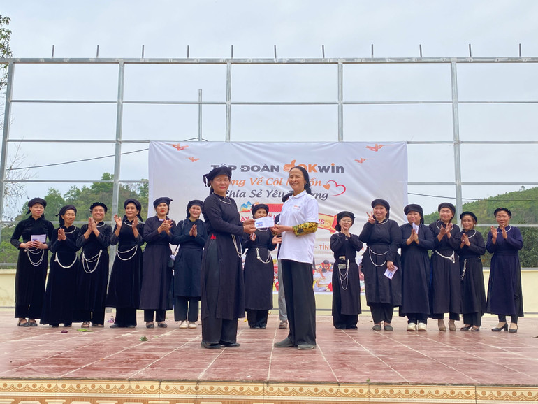 Ban tổ chức trao giải Nhất phần thi giã bánh giầy cho đội Công Quản. 2c2fc5d2-10b1-46c6-9957-c36f6a4547a0.jpg