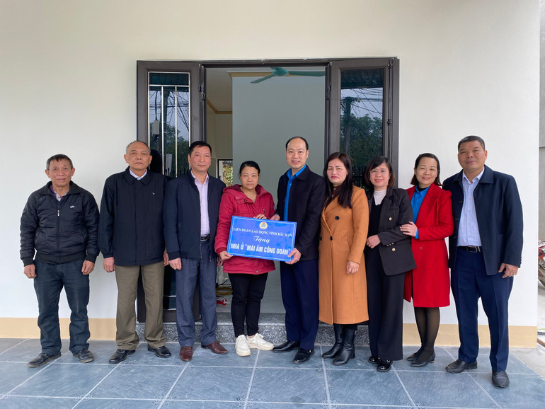 Bàn giao nhà "Mái ấm Công đoàn" cho gia đình chị Lê Hồng Định, đoàn viên Công đoàn Cơ sở Bảo trợ xã hội tổng hợp tỉnh (thuộc Công đoàn Sở Lao động - Thương binh và Xã hội tỉnh). dinh.jpg