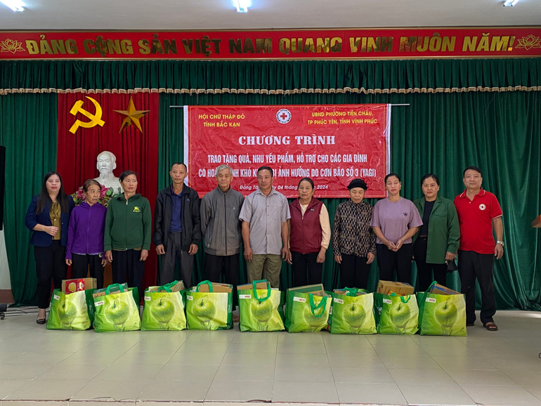 Trao quà cho các hộ dân thị trấn Đồng Tâm. 2326cadf-83d4-4d0a-83c8-da50e975e3bd.jpg