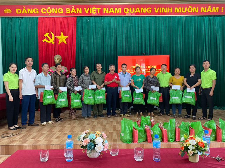 Đoàn trao tiền mặt và quà cho các hộ dân. 50A35FFF-CBD2-45C5-8576-FF00FC5F96C1.jpeg