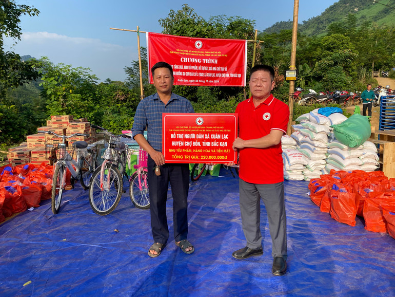 Lãnh đạo Hội Chữ thập đỏ huyện Mê Linh trao biểu trưng hỗ trợ cho lãnh đạo xã Xuân Lạc. 71d6dc3e-8d73-40aa-8688-6c55f9c4d2ed-5152.jpeg