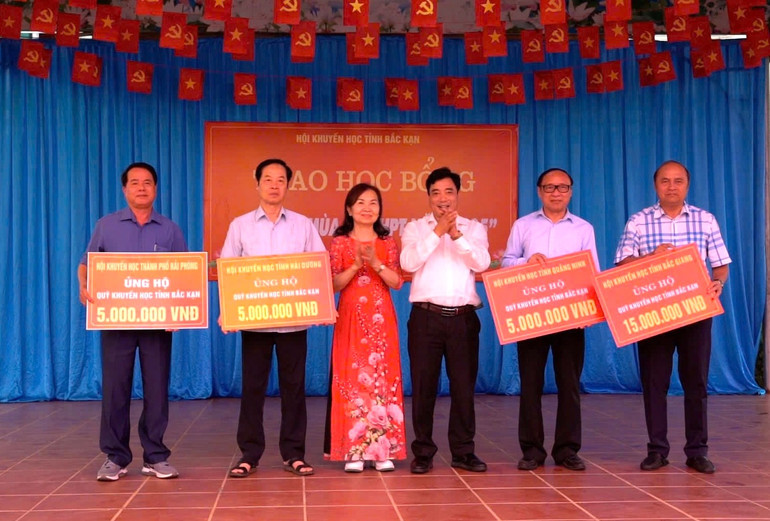 Hội Khuyến học các tỉnh Hải Phòng, Hải Dương, Quảng Ninh, Bắc Giang trao biểu trưng giá trị hỗ trợ cho Quỹ Khuyến học tỉnh Bắc Kạn. 37c08181-58b2-4523-863d-8d5f34455dec.jpg