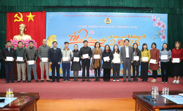 Các đại biểu trao tiền hỗ trợ tết cho đoàn viên, người lao động có hoàn cảnh khó khăn. trao-qua-cdvc.jpg