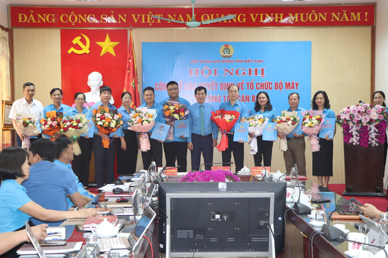Ban Thường vụ LĐLĐ tỉnh trao Quyết định kết thúc, chấm dứt hoạt động của các công đoàn cấp trên trực tiếp cơ sở và công đoàn cơ sở cơ quan hành chính, đơn vị sự nghiệp hưởng 100% ngân sách Nhà nước. to-chuc-bo-may.jpg