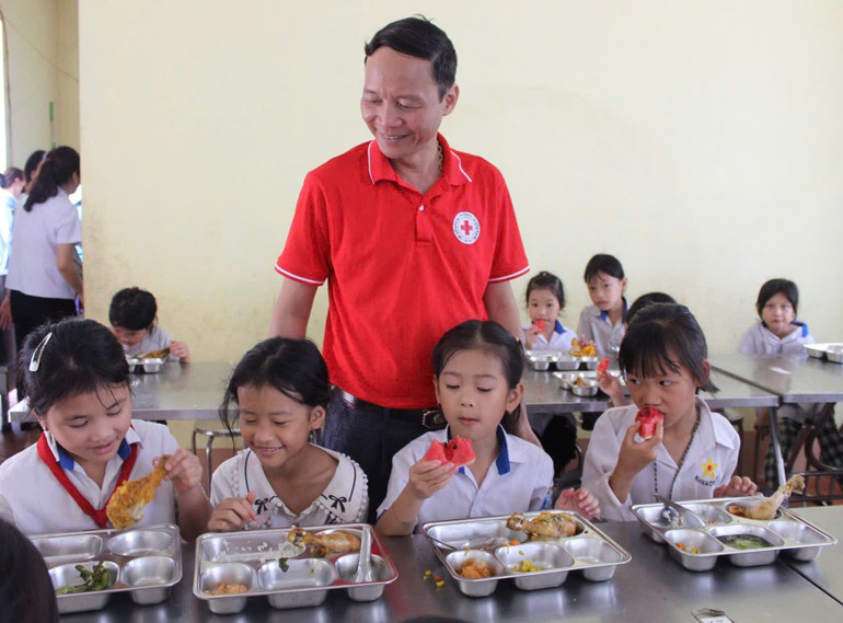 Nhiều trẻ em tại huyện Na Rì được hỗ trợ bữa ăn bán trú đầy đủ dinh dưỡng. dinh-duong.jpg