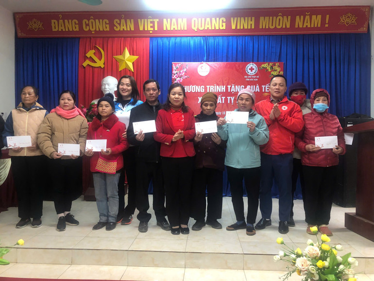 Tặng quà cho người dân tại xã Yến Dương (Ba Bể). yen-duong.jpg