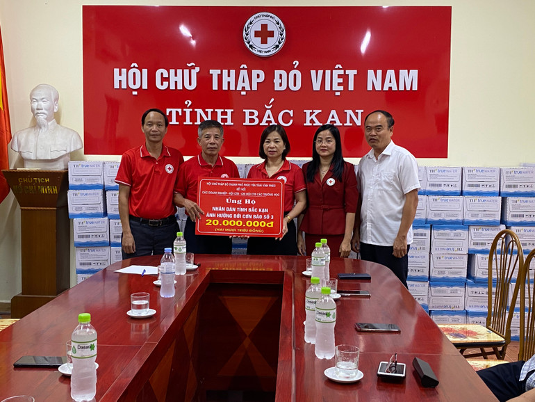 Đoàn công tác của tỉnh Vĩnh Phúc trao biểu trưng tiền mặt cho Hội Chữ thập đỏ tỉnh Bắc Kạn. B7B4D0B6-9690-462B-B104-0C8C604DBB72.jpeg