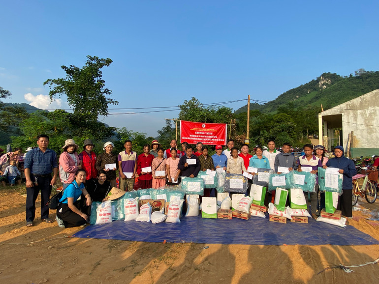 Đoàn trao quà cho các hộ dân thôn Tà Han. 367090e3-69d3-425b-aeed-774b71e3f878-3399.jpeg