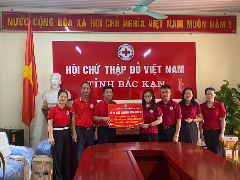 Hội Chữ thập đỏ tỉnh Bắc Giang trao biểu trưng giá trị nhu yếu phẩm hỗ trợ người dân bị ảnh hưởng bởi thiên tai. trao-ung-ho-thien-tai.jpg