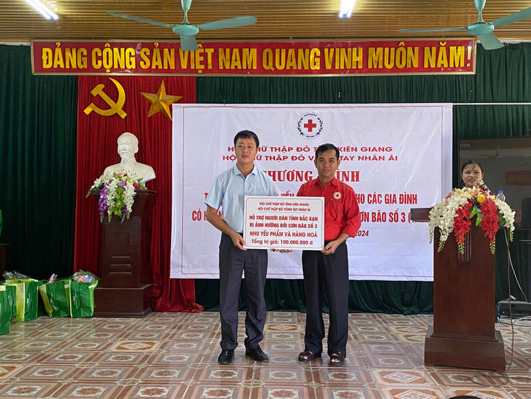 Ông Nguyễn Hữu Tín, Chủ tịch Hội Chữ thập đỏ Vòng tay nhân ái (thuộc Hội Chữ thập đỏ tỉnh Kiên Giang) trao biểu trưng giá trị các phần quà cho xã Thanh Mai. 2413f065-cd44-4088-ac22-c7e41c2a82a0.jpeg