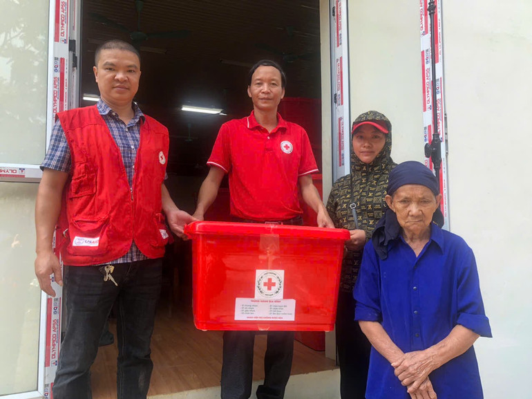 Hội Chữ thập đỏ tỉnh trao thùng hàng gia đình. thùng hàng gia đình.jpg
