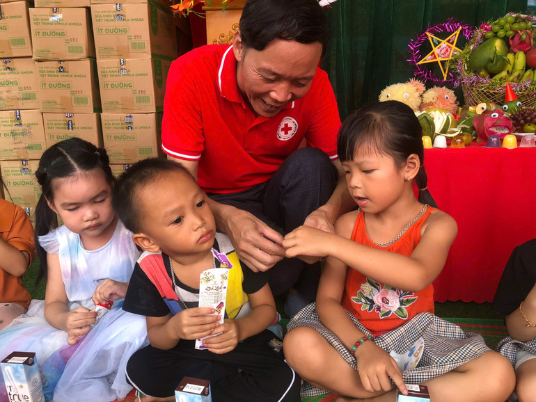 Đại biểu trao quà cho em nhỏ. Đại biểu trao quà cho em nhỏ.