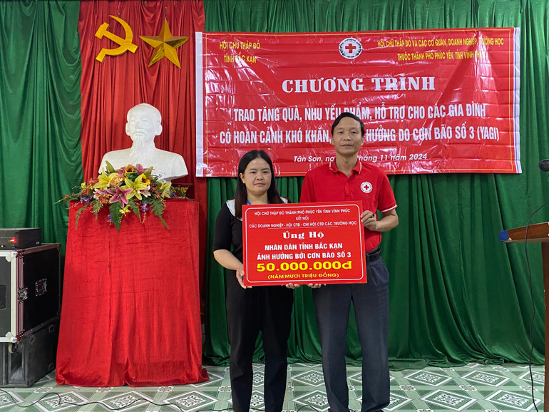 Trao biển biểu trưng trị giá các phần quà cho xã Tân Sơn. 0ebd80b7-47ea-409a-be2e-18e71c1e9004.jpg
