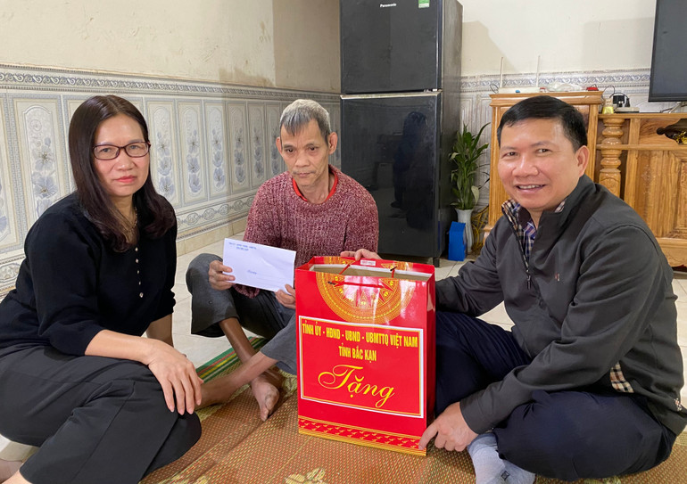Đoàn thăm hỏi, tặng quà người khuyết tật tại xã Nông Thượng. 16ef2aec-ca17-477f-bf7c-aabe7103643b.jpg